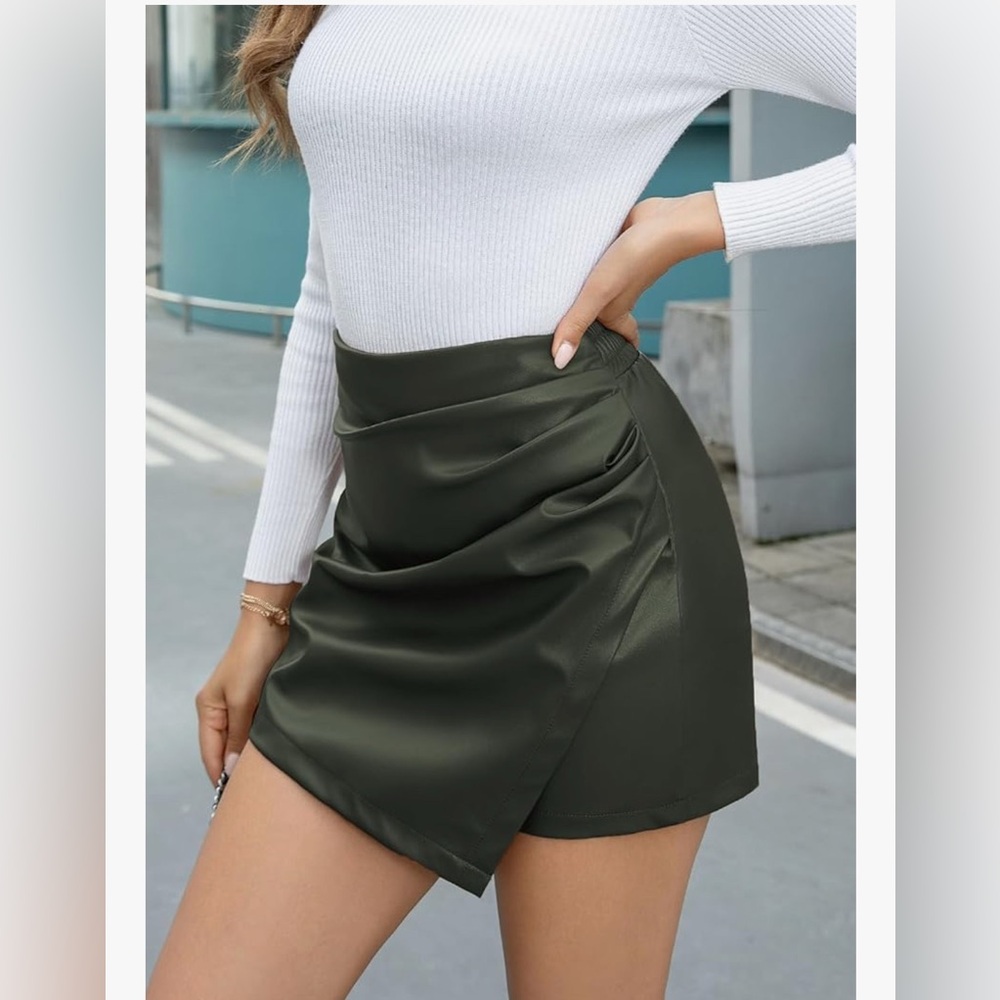 NEW Hunter Green Vegan Leather High Waisted Shorts Elastic Waist Ruched Skort L